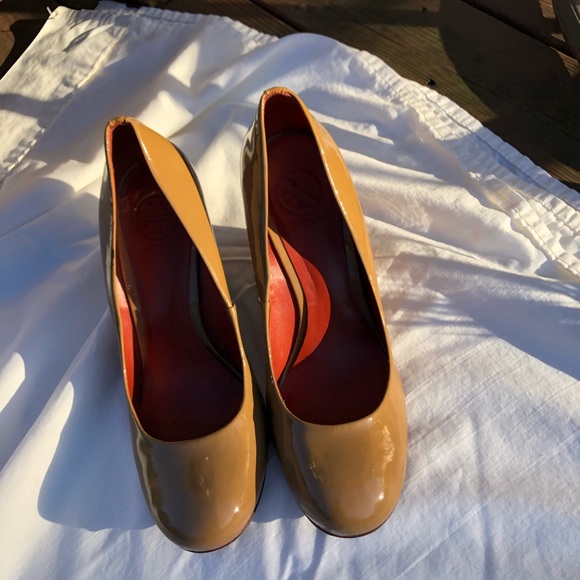 Tory Burch Pumps / Wedge Heels in Nude, Red Insole - Picture 4 of 13